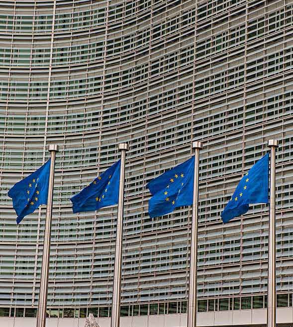 EU Kommission, Europa Parlament und Europa Flaggen