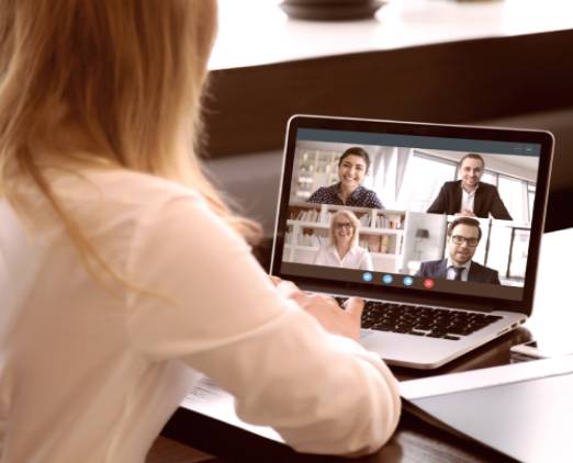 Frau in Videokonferenz