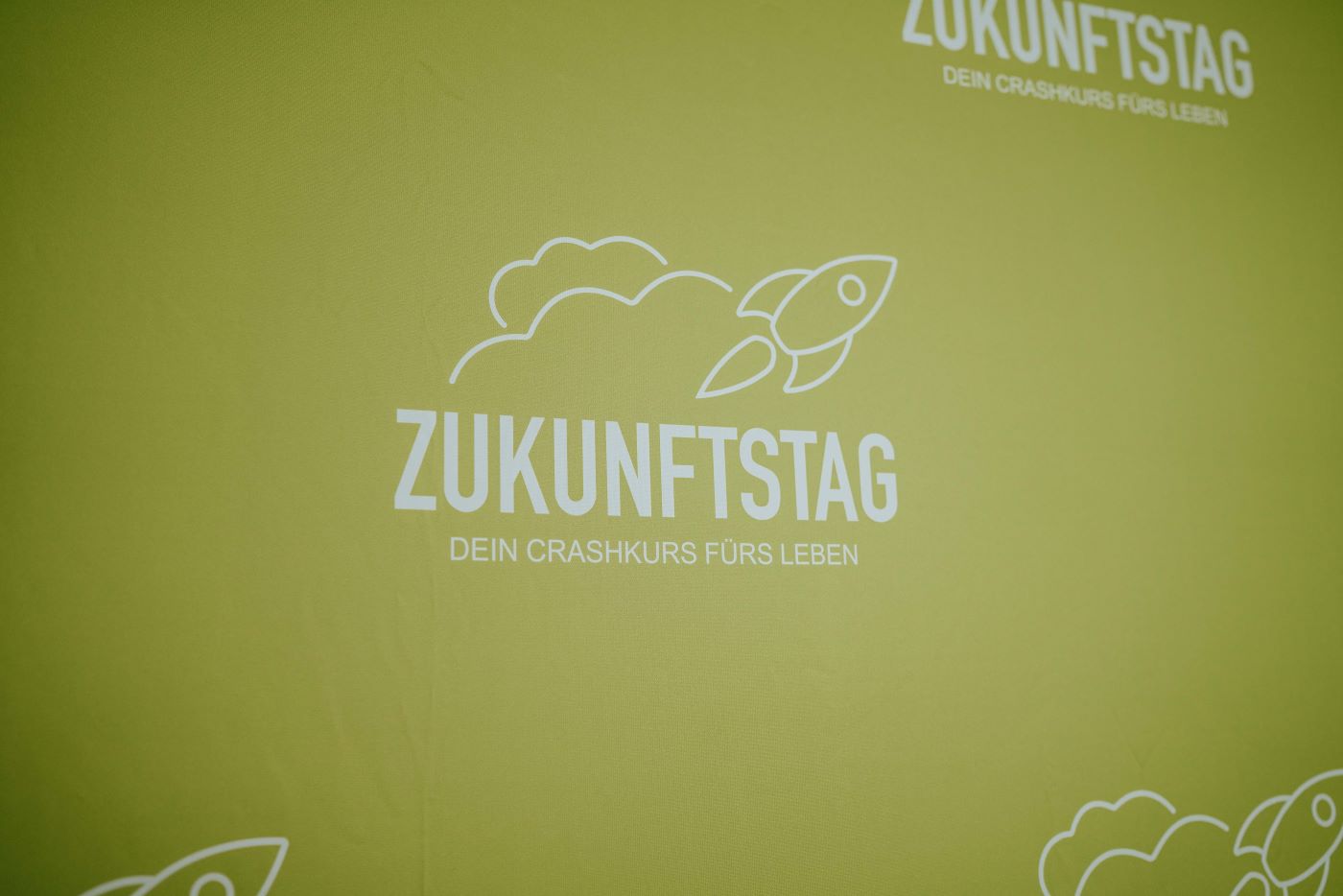 Initiative for educating young people in economics