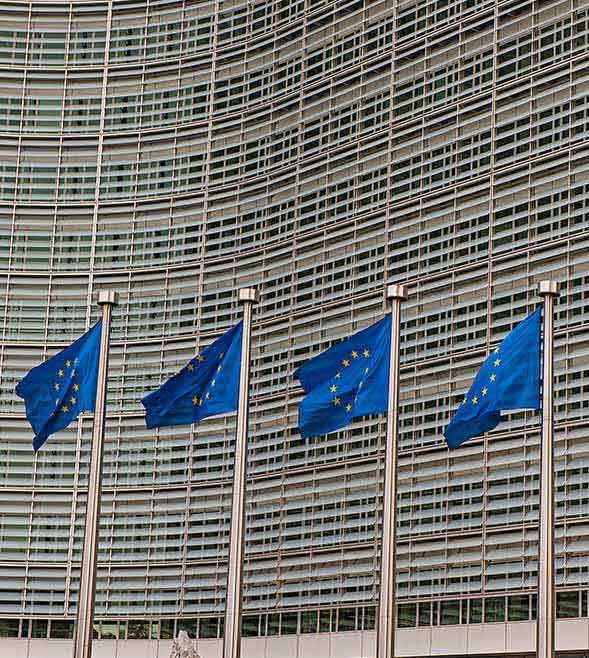 EU Kommission, Europa Parlament und Europa Flaggen