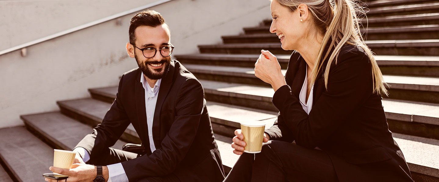 Zwei jüngere Businessmenschen auf einer Treppe