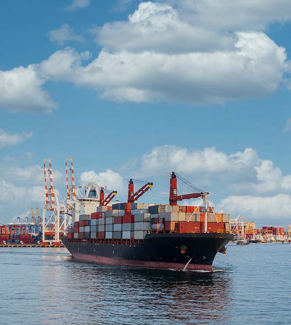 Containerschiff im Hafen